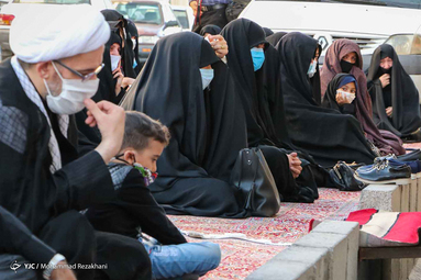  با احیای یک سنت قدیمی حاج مهدی رسولی مداح زنجانی هر روز درب منزل یک شهید با عنوان «هر کوچه یک حسینیه» به عزاداری و روضه خوانی می‌پردازد