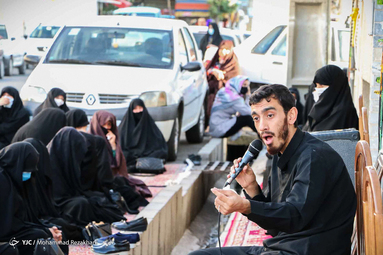  با احیای یک سنت قدیمی حاج مهدی رسولی مداح زنجانی هر روز درب منزل یک شهید با عنوان «هر کوچه یک حسینیه» به عزاداری و روضه خوانی می‌پردازد
