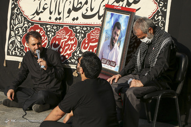 روضه‌خوانی محمدحسین پویانفر در مقابل منزل شهید مدافع حرم رسول خلیلی