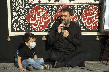 روضه‌خوانی محمدحسین پویانفر در مقابل منزل شهید مدافع حرم رسول خلیلی