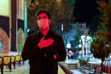 محمود کریمی مداح اهل بیت (ع) در هفتمین شب از ماه محرم در حال اجرای آیین سنتی چهارپایه خوانی در مقابل امام زاده علی اکبر چیذر