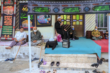 علم بندان از رسوم سنتی ویژه محرم در استان گلستان است. علم را خانه به خانه برده و همراه با منبر سخنرانی و مداحی، مراسم برگزار می‌شود.