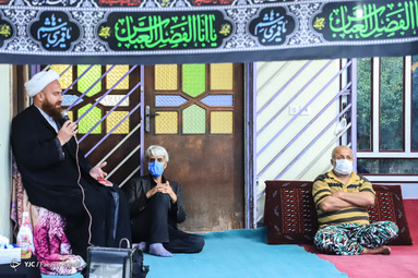 علم بندان از رسوم سنتی ویژه محرم در استان گلستان است. علم را خانه به خانه برده و همراه با منبر سخنرانی و مداحی، مراسم برگزار می‌شود.
