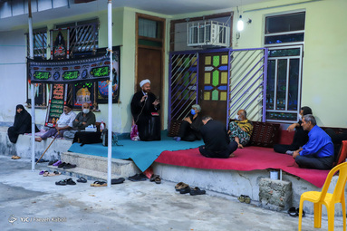 علم بندان از رسوم سنتی ویژه محرم در استان گلستان است. علم را خانه به خانه برده و همراه با منبر سخنرانی و مداحی، مراسم برگزار می‌شود.