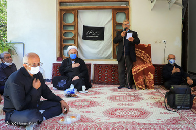 علم بندان از رسوم سنتی ویژه محرم در استان گلستان است. علم را خانه به خانه برده و همراه با منبر سخنرانی و مداحی، مراسم برگزار می‌شود.