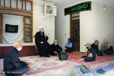 علم بندان از رسوم سنتی ویژه محرم در استان گلستان است. علم را خانه به خانه برده و همراه با منبر سخنرانی و مداحی، مراسم برگزار می‌شود.