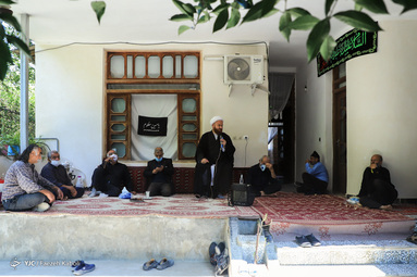 علم بندان از رسوم سنتی ویژه محرم در استان گلستان است. علم را خانه به خانه برده و همراه با منبر سخنرانی و مداحی، مراسم برگزار می‌شود.