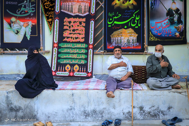 علم بندان از رسوم سنتی ویژه محرم در استان گلستان است. علم را خانه به خانه برده و همراه با منبر سخنرانی و مداحی، مراسم برگزار می‌شود.