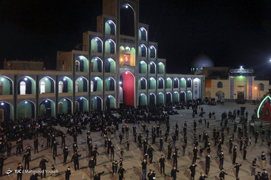 مراسم زنجیر زنی شب عاشورای حسینی (ع) در حسینیه کوشکنو اردکان