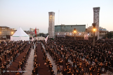 مراسم عزاداری و خیمه سوزان  عصر عاشورای اباعبدالله الحسین (ع) یکشنبه ۹ شهریور ۱۳۹۹، در میدان امام حسین (ع) برگزار شد.