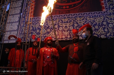 مراسم عزاداری و خیمه سوزان  عصر عاشورای اباعبدالله الحسین (ع) یکشنبه ۹ شهریور ۱۳۹۹، در میدان امام حسین (ع) برگزار شد.