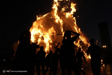 مراسم عزاداری و خیمه سوزان  عصر عاشورای اباعبدالله الحسین (ع) یکشنبه ۹ شهریور ۱۳۹۹، در میدان امام حسین (ع) برگزار شد.