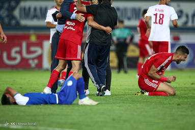 تیم فوتبال تراکتورسازی تبریز در یک بازی جنجالی با برتری ۳ بر ۲ مقابل استقلال تهران قهرمان جام حذفی شد