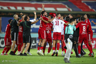 تیم فوتبال تراکتورسازی تبریز در یک بازی جنجالی با برتری ۳ بر ۲ مقابل استقلال تهران قهرمان جام حذفی شد