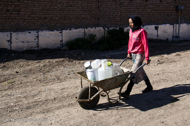 روستای حسنعلی کندی، از توابع شهرستان اردبیل یکی از روستاهایی است که سال هاست مردم آن با مشکل جدی آب شرب دست و پنجه نرم می کنند