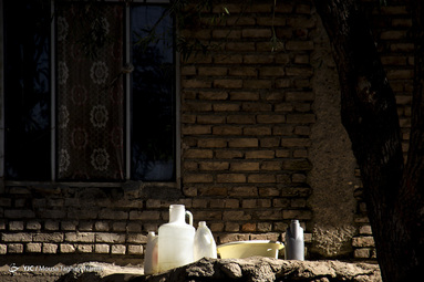 روستای حسنعلی کندی، از توابع شهرستان اردبیل یکی از روستاهایی است که سال هاست مردم آن با مشکل جدی آب شرب دست و پنجه نرم می کنند
