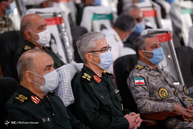 از چپ: سردار سرلشکر «حسین سلامی» فرمانده کل سپاه، محمد حسین باقری، رئیس ستاد نیروهای مسلح و امیر سرلشکر «سید عبدالرحیم موسوی» فرمانده کل ارتش در آیین تکریم پیشکسوتان دفاع مقدس