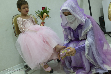 سوگند ۶ ساله که با سرطان خون دست و پنجه نرم می‌کند با کمک موسسه فصل قشنگ به آرزویش که پوشیدن لباس یک پرنسس بود رسید.