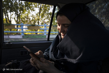 کتایون داخل ماشین معمولا یا تماس تصویری میگیرد یا پیام های خود را چک میکند