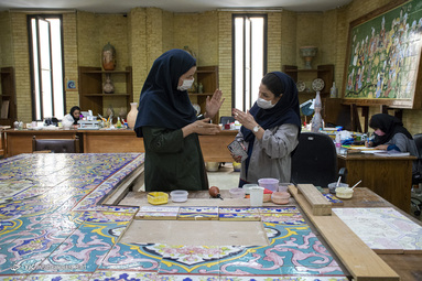 کتایون در حال صحبت کردن با محبوبه کمالی یکی از استادهای میراث فرهنگی است