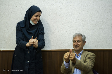 کتایون در حال آموزش دادن کلمه شهر یزد به آقای دکتر صادق رحمتی است