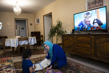 کتایون با بارانا در خانه زبان و نقاشی کار میکند