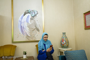 کتایون بیشتر اوقات با تماس های تصویری صحبت مکیند و نقاشی پشت سرش کار خودش است