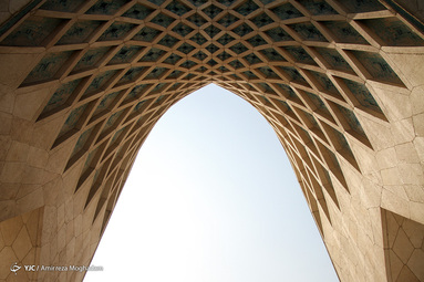 برج آزادی یکی از نمادهای معروف شهر تهران است. معماری برج، تلفیقی از معماری دوره‌های هخامنشی و ساسانی و معماری اسلامی است که در سال ۱۳۴۹ توسط حسین امانت، معمار ایرانی، طراحی و توسط محمد پورفتحی ساخته شد.