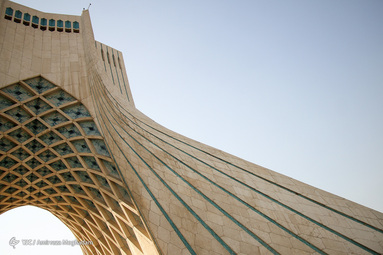 برج آزادی یکی از نمادهای معروف شهر تهران است. معماری برج، تلفیقی از معماری دوره‌های هخامنشی و ساسانی و معماری اسلامی است که در سال ۱۳۴۹ توسط حسین امانت، معمار ایرانی، طراحی و توسط محمد پورفتحی ساخته شد.
