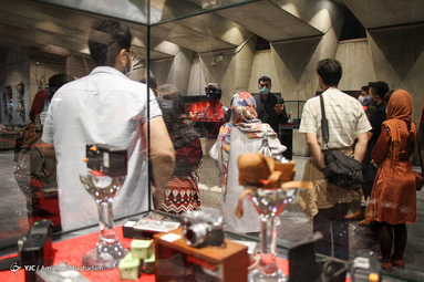 برج آزادی یکی از نمادهای معروف شهر تهران است. معماری برج، تلفیقی از معماری دوره‌های هخامنشی و ساسانی و معماری اسلامی است که در سال ۱۳۴۹ توسط حسین امانت، معمار ایرانی، طراحی و توسط محمد پورفتحی ساخته شد.
