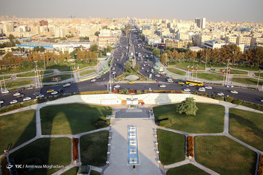 برج آزادی یکی از نمادهای معروف شهر تهران است. معماری برج، تلفیقی از معماری دوره‌های هخامنشی و ساسانی و معماری اسلامی است که در سال ۱۳۴۹ توسط حسین امانت، معمار ایرانی، طراحی و توسط محمد پورفتحی ساخته شد.
