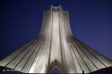 برج آزادی یکی از نمادهای معروف شهر تهران است. معماری برج، تلفیقی از معماری دوره‌های هخامنشی و ساسانی و معماری اسلامی است که در سال ۱۳۴۹ توسط حسین امانت، معمار ایرانی، طراحی و توسط محمد پورفتحی ساخته شد.