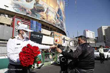اهدای گل و ماسک در معابر شهر تهران به مناسبت هفته نیروی انتظامی