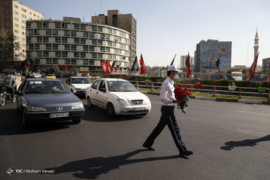 اهدای گل و ماسک در معابر شهر تهران به مناسبت هفته نیروی انتظامی