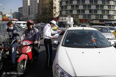اهدای گل و ماسک در معابر شهر تهران به مناسبت هفته نیروی انتظامی