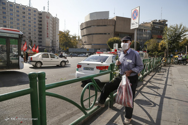 اهدای گل و ماسک در معابر شهر تهران به مناسبت هفته نیروی انتظامی