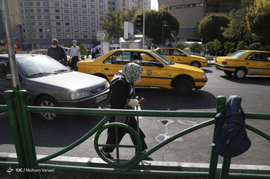 اهدای گل و ماسک در معابر شهر تهران به مناسبت هفته نیروی انتظامی