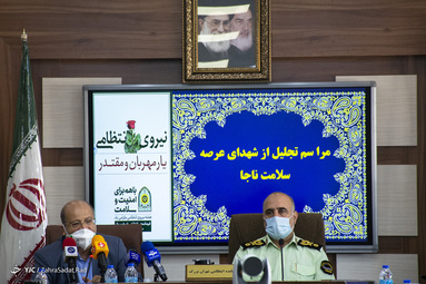 از راست : سردار رحیمی، فرمانده انتظامی تهران بزرگ و علیرضا زالی، فرمانده ستاد مقابله با کرونا تهران در جلسه مشترک ستاد مقابله با کرونا تهران
