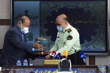 از راست : سردار رحیمی، فرمانده انتظامی تهران بزرگ و علیرضا زالی، فرمانده ستاد مقابله با کرونا تهران در جلسه مشترک ستاد مقابله با کرونا تهران