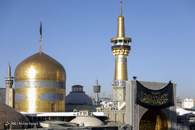 تعویض پرچم حرم مطهر امام رضا (ع)