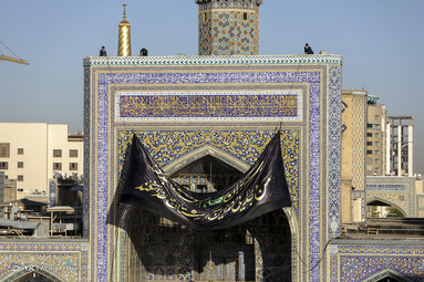 تعویض پرچم حرم مطهر امام رضا (ع)