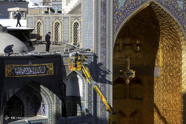تعویض پرچم حرم مطهر امام رضا (ع)