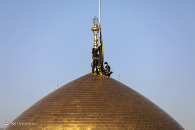 تعویض پرچم حرم مطهر امام رضا (ع)