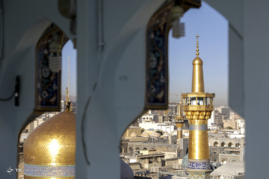 تعویض پرچم حرم مطهر امام رضا (ع)