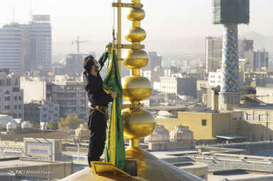تعویض پرچم حرم مطهر امام رضا (ع)