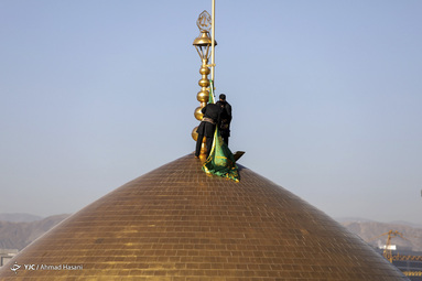 تعویض پرچم حرم مطهر امام رضا (ع)