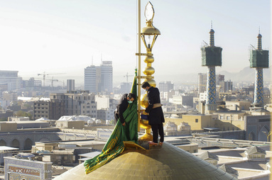 تعویض پرچم حرم مطهر امام رضا (ع)
