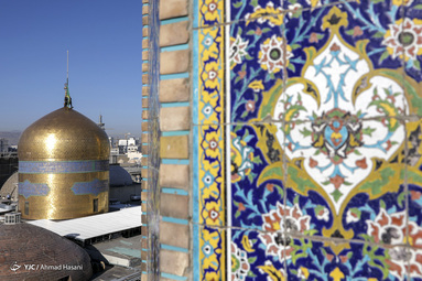 تعویض پرچم حرم مطهر امام رضا (ع)