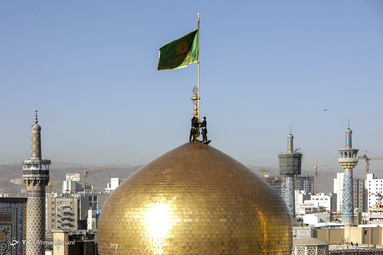 تعویض پرچم حرم مطهر امام رضا (ع)