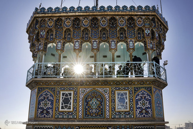 تعویض پرچم حرم مطهر امام رضا (ع)